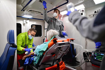 Mitarbeitende des Rettungsdienstes im Einsatz.