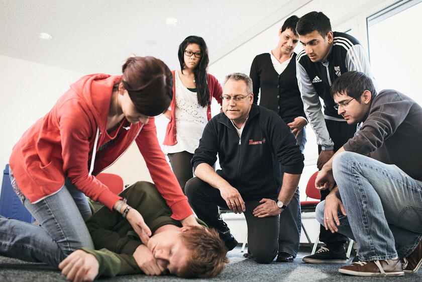 In unseren Erste-Hilfe-Kursen bilden wir deutschlandweit Menschen aus, im Notfall Hilfe zu leisten.