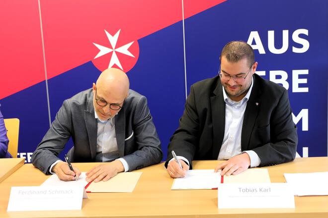 Ferdinand Schmack (links) und Tobias Karl (rechts) bei der Vertragsunterzeichnung