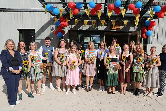 Die Verantwortlichen vor dem eingeweihten Kinderhaus