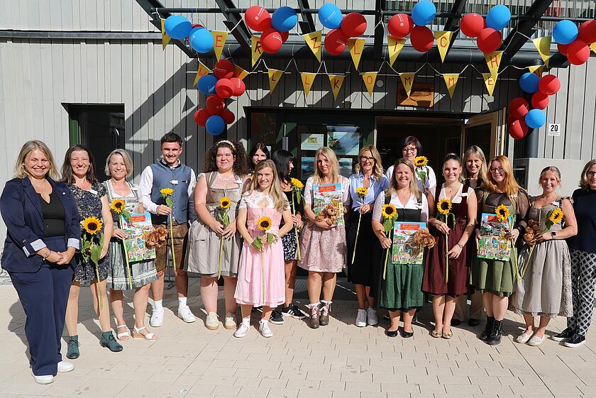 Die Verantwortlichen vor dem eingeweihten Kinderhaus