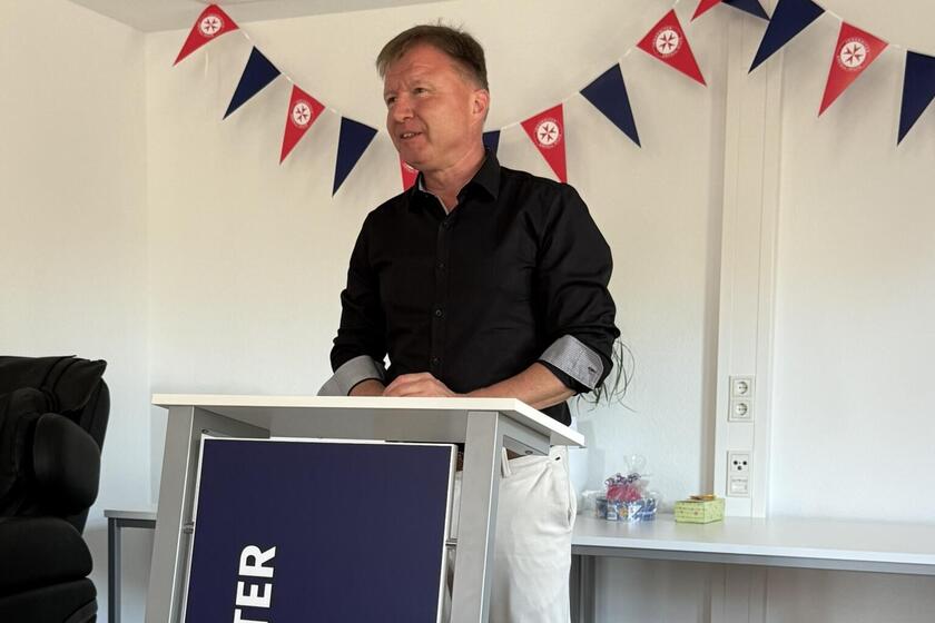 Bürgermeister hinter Rednerpult