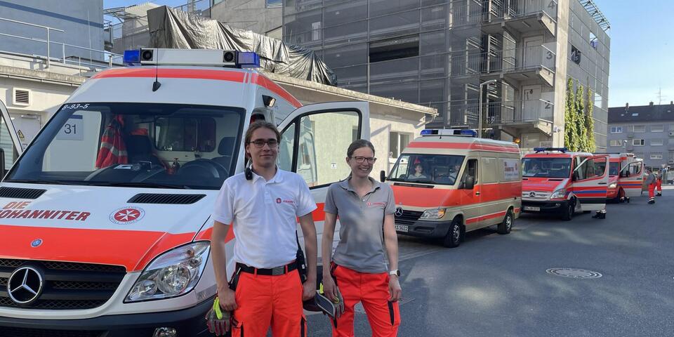 Zwei Einsatzkräfte vor der Fahrzeugstaffel bei der Übung