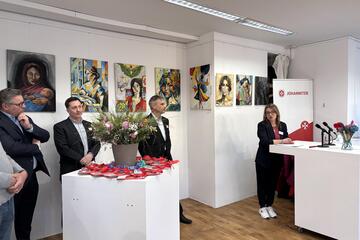 (v.l.n.r.) Christian Pagel, Daniel Jäger, Dirk Gärtner, Michaela Tudorache stehen an den Stehtischen der Redner.