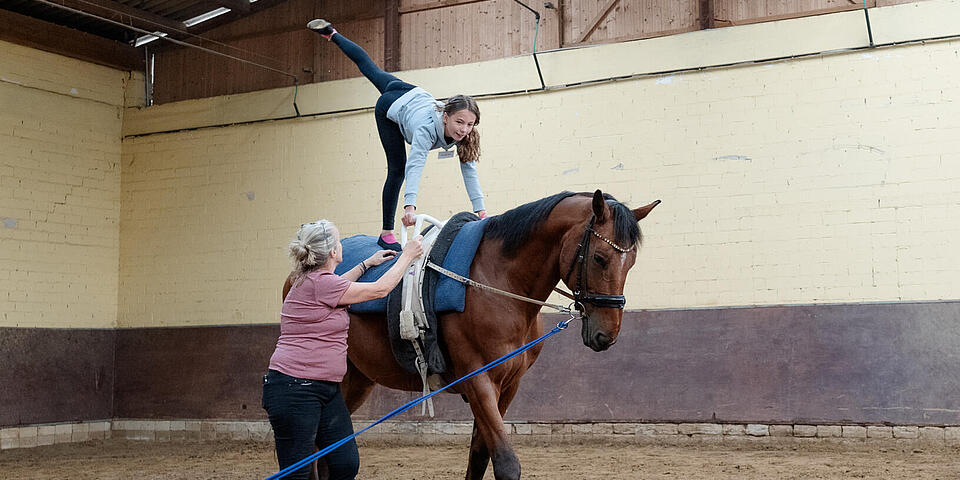 Voltigieren auf dem Pferd