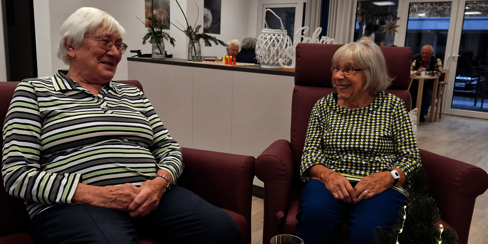 zwei Frauen unterhalten sich in einer Sofaecke