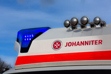 Blaulicht und Logo der Johanniter