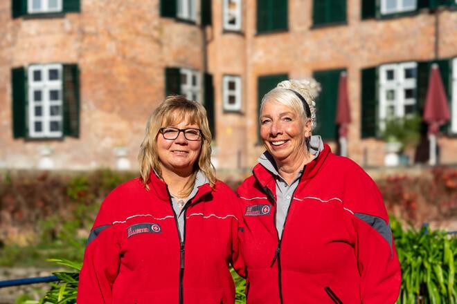 Maren Block und Gudrun Bruhn stehen vor dem Eutiner Schloss.