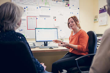 Eine Mitarbeitende im Gespräch mit einer Bewohnerin