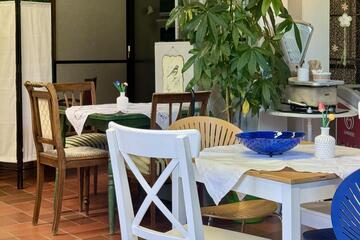 Einblick ins Café: Stuhl und Tisch