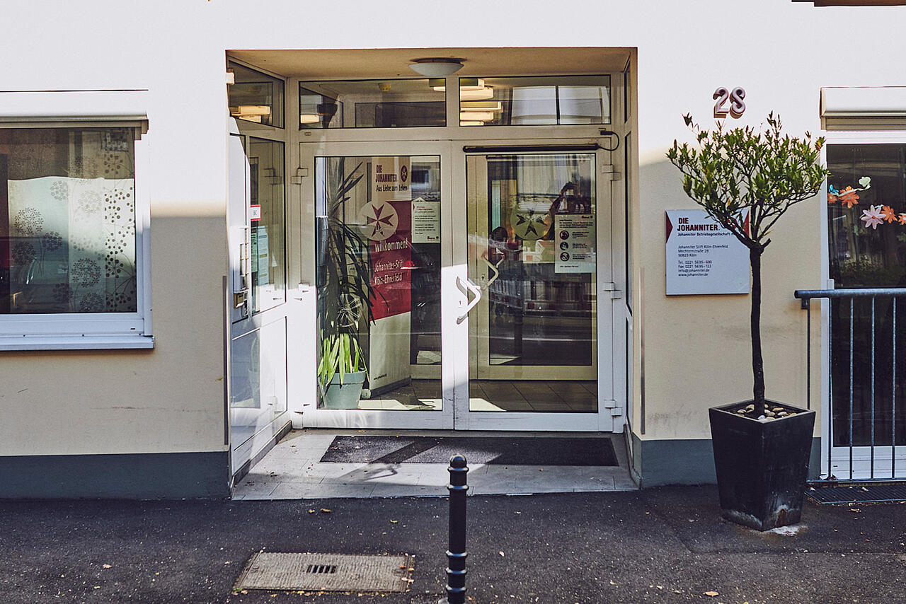 Eingang in das Johanniter-Stift Köln Ehrenfeld.