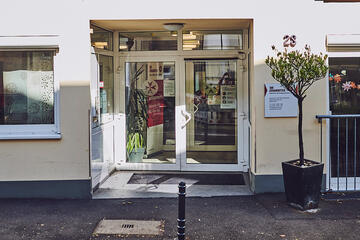 Eingang in das Johanniter-Stift Köln Ehrenfeld.