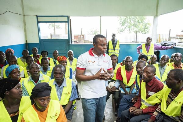 Jamie Lukoo schult und weist Gesundheitshelfer ein.