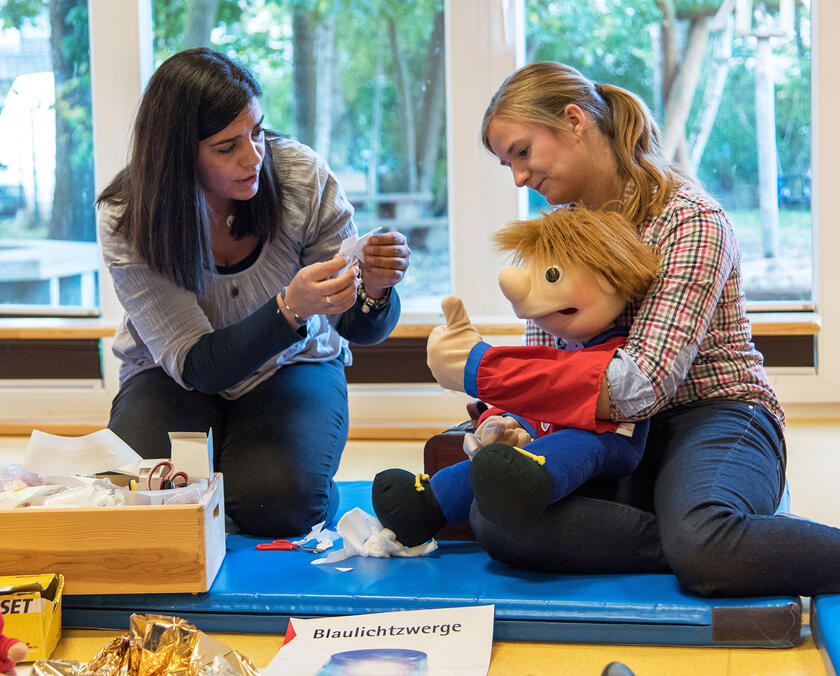 Mit der Handpuppe Jona werden Erste-Hilfe-Maßnahmen kindgerecht vermittelt