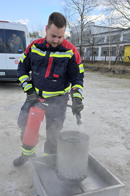 Ein Ausbilder der Johanniter demonstriert den Umgang mit einem Feuerlöscher
