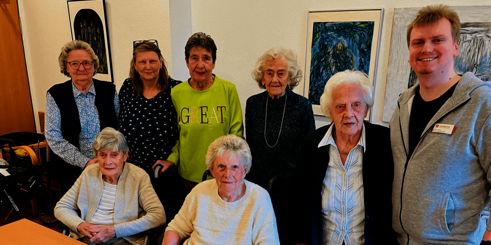 Menschen sitzen und stehen in einer Gruppe