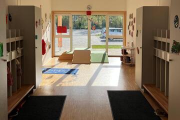 Flur mit Garderobe der Kindertagesstätte Biberbande in Bibertal