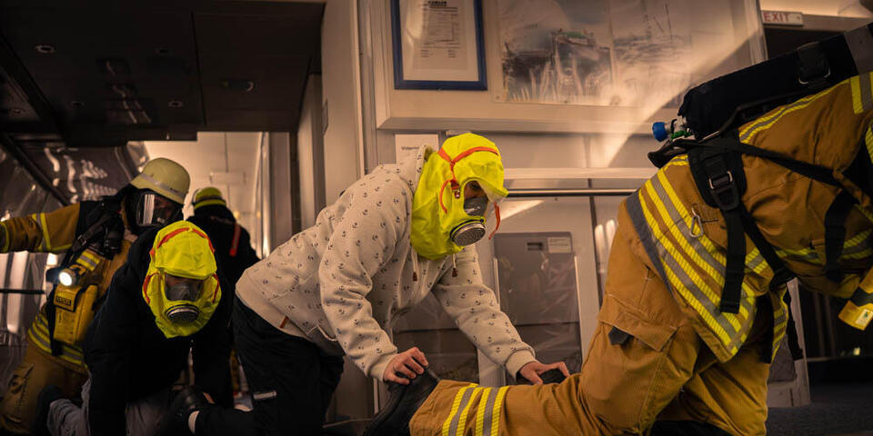 In der Boeing 747 im Technik Museum Speyer werden Menschen von der Feuerwehr gerettet.
