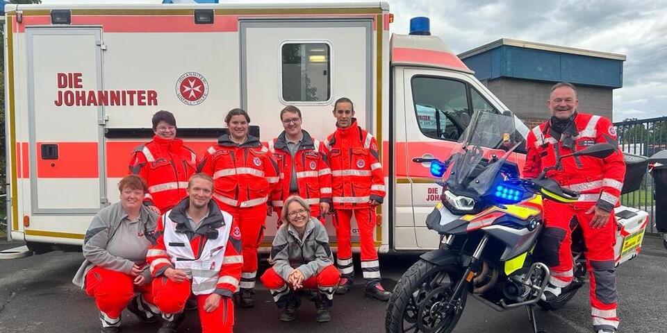 Johanniter vor einem Rettungswagen