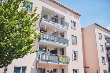 Blick auf die Fassade mit individuell gestalteten Balkonen in Meckenhein