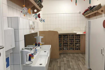 Ein Bad mit niedrig aufgehängten Waschbecken