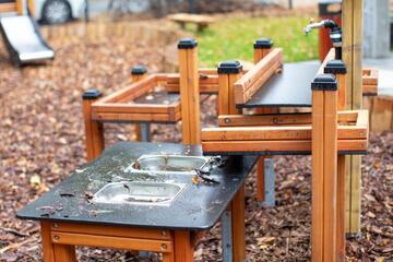 Eine Schlammküche im Außenbereich der Kita Lumi Natura