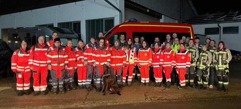 Gruppenfoto mit Einsatzkräften von Rettungsdienst und Feuerwehr in Einsatzkleidung nach der erfolgreichen Suche.