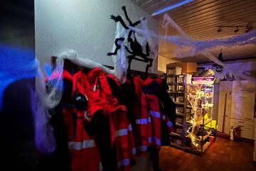 An Halloween verwandelte sich die Johanniter-Dienststelle in Türkheim erneut in eine gruselige Spielwelt mit verschiedenen Mitmachstationen und passender Deko.