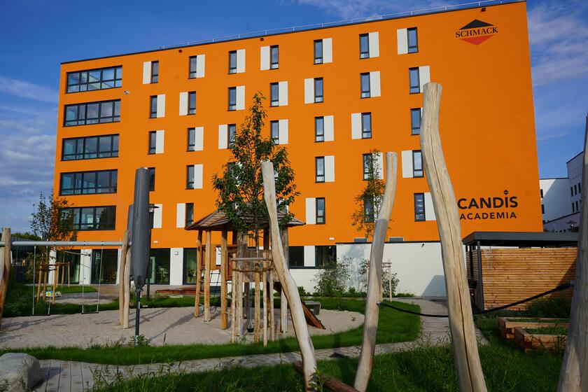 Kinderhaus Candis Regensburg Garten und Außenansicht