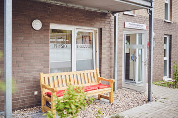 Physiotherapie-Praxis Eingang im Seniorenzentrum im Johanniter-Stift Köln Flittard. 