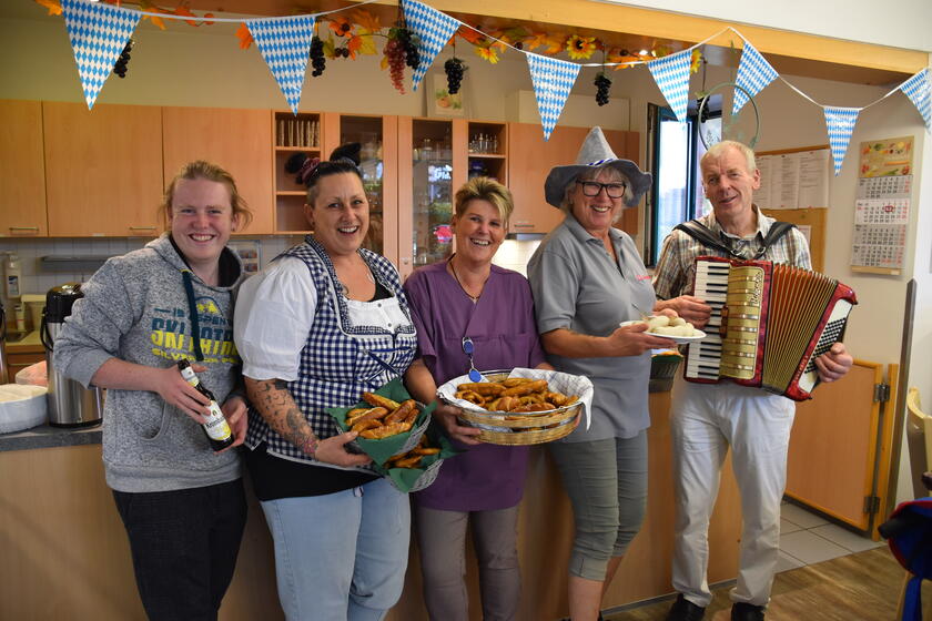 Mitarbeitende der Tagespflege und Kurzzeitpflege feiern Oktoberfest