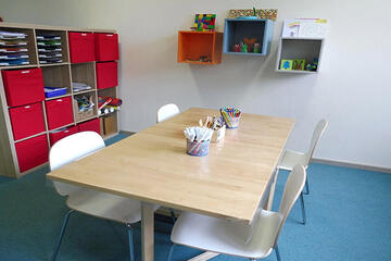 Tisch zum Hausaufgaben machen, spielen und zeichnen. 