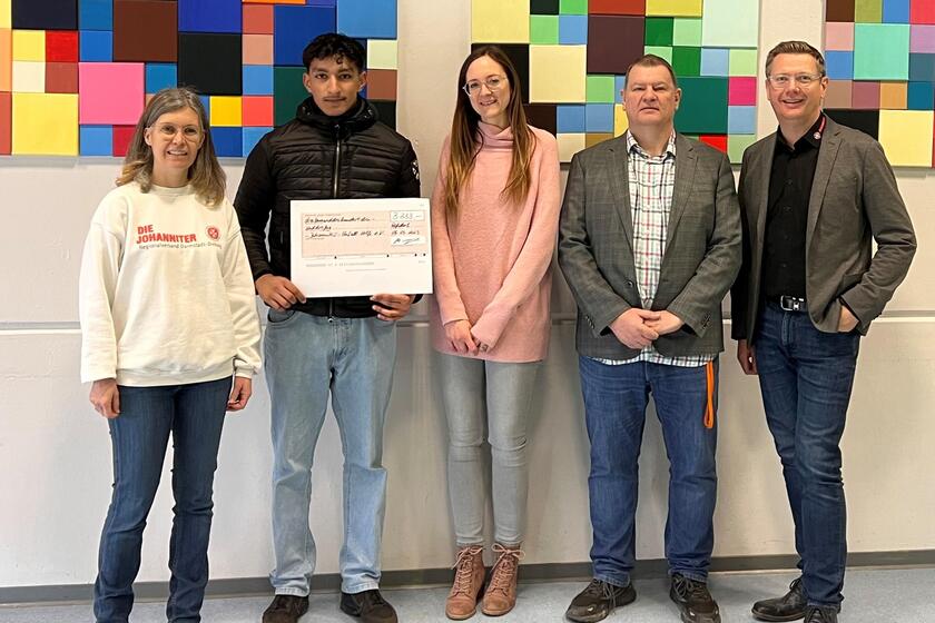 Übergabe Scheck in der Schule 