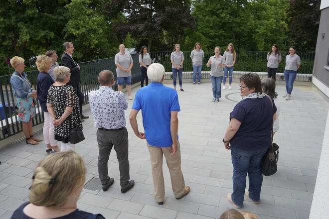 Das Kita-Team stellt sich den Besuchern vor