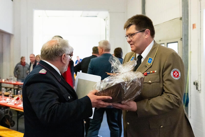 Viele Gäste ließen es sich nicht nehmen, Präsente mitzubringen, darunter eine Einladung der gesamten Helferschaft zum gemeinsamen Grillabend und Umtrunk mit den Ortswehren.