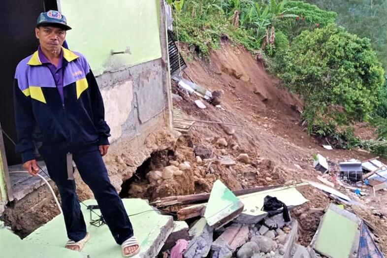 Lopito Agya vor seinem zerstörten Haus