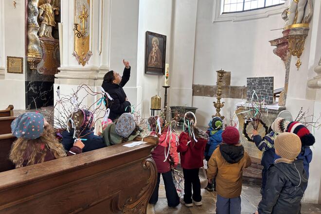Die Kinder betrachten die eindrucksvolle Kirche.