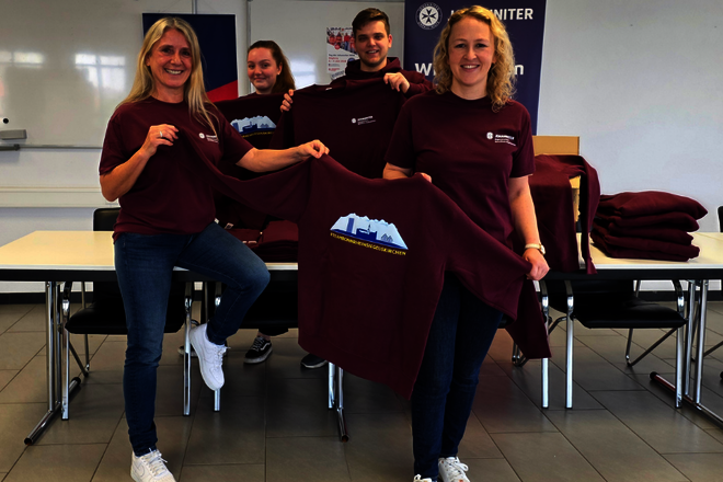Verena Dienst, Vorständin des Regionalverbands präsentiert stolz die neuen Hoodies und T-Shirts