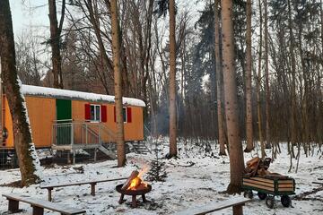 Bauwagen steht im Winter im Wald Johanniter-Waldkindergarten "Waldeglofsheim"