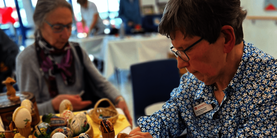 zwei bastelnde Frauen