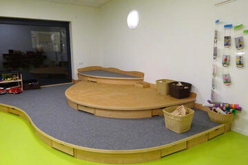 Bauteppich mit vielen Spielsachen.