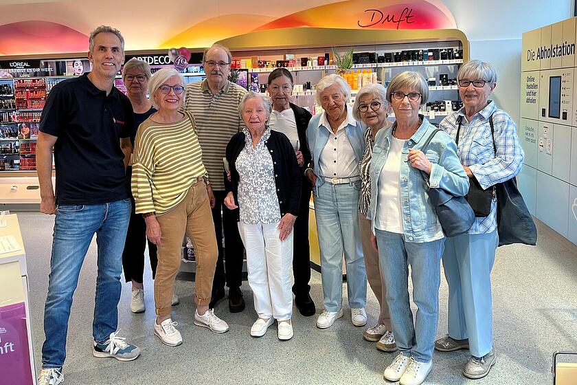 Teilnehmende der Aktiven Senioren Bad Honnef im dm mit Fundraiser Jens Hirschfeld.