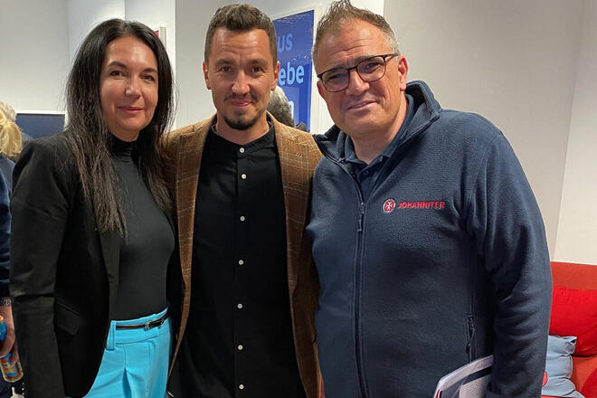 Gruppenfoto mit Vorsitzende Gemeinsam für die Ukraike e.V. , Tänzer Evgeny Vinokurov und Regionalvorstand der Johanniter Rhein-Main Oliver Pitsch