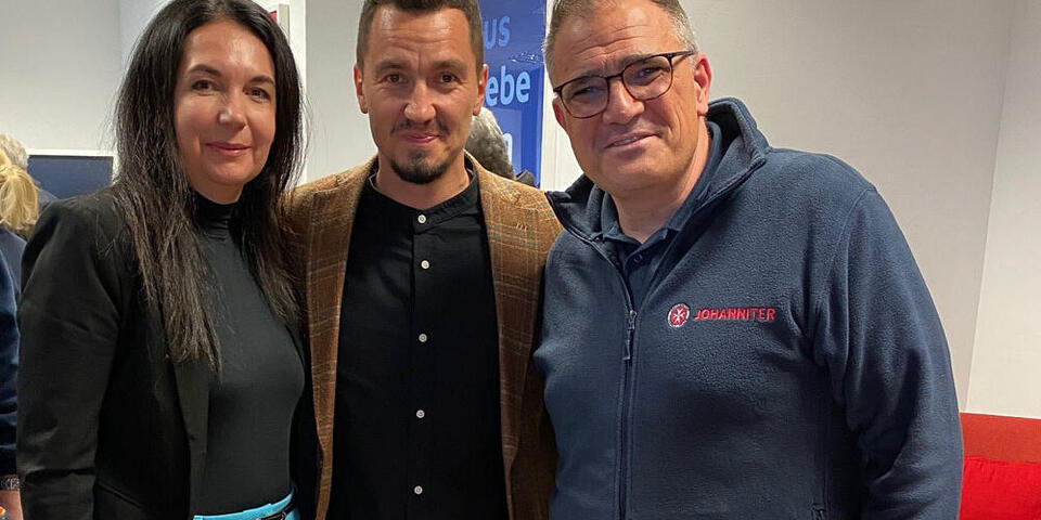 Gruppenfoto mit Vorsitzende Gemeinsam für die Ukraike e.V. , Tänzer Evgeny Vinokurov und Regionalvorstand der Johanniter Rhein-Main Oliver Pitsch