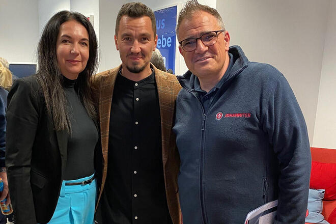 Gruppenfoto mit Vorsitzende Gemeinsam für die Ukraike e.V. , Tänzer Evgeny Vinokurov und Regionalvorstand der Johanniter Rhein-Main Oliver Pitsch