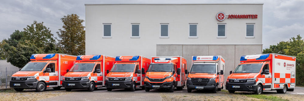 Sechs verschiedene Rettungswagen RTW stehen vor dem neuen Gebäude der Johanniter in Bad Nauheim.