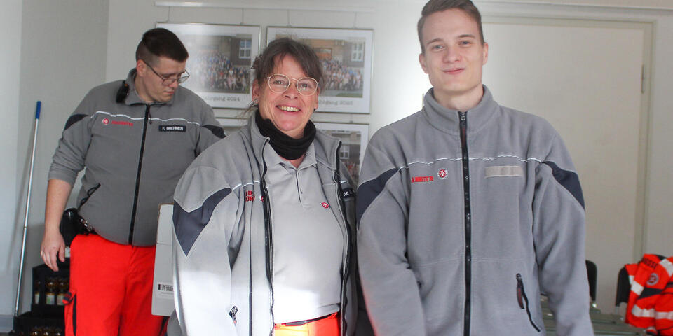 Zwei Johanniter in einer Schule