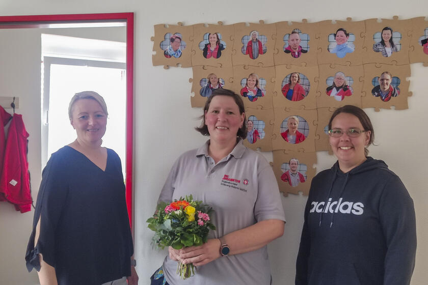 Sandra Heinrich (l.) und Karina Ristau (r.) gratulieren Susanne Deuter zur abgeschlossenen Weiterbildung.