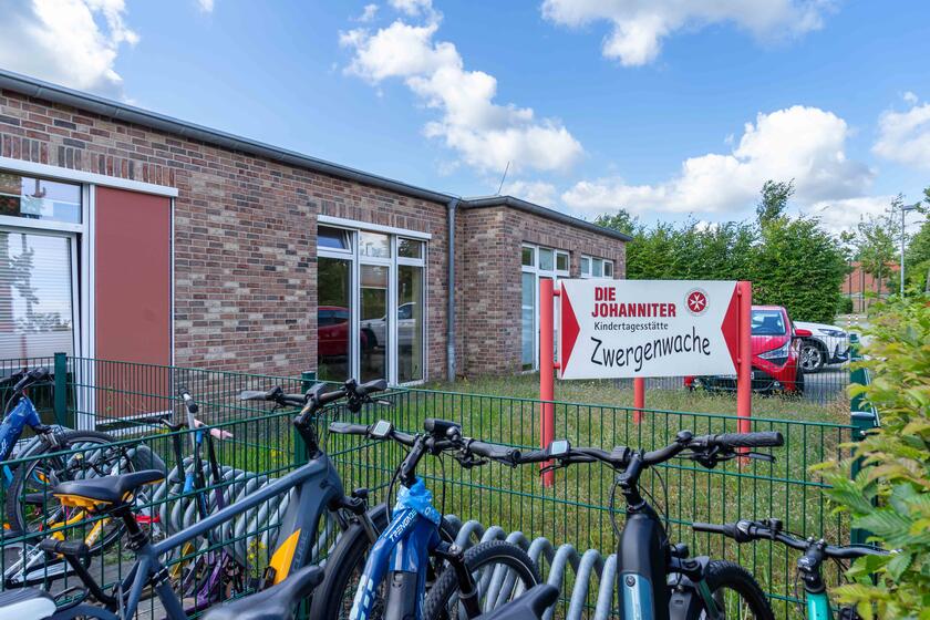 Fahrradständer und Schild vor dem Eingang zur Johanniter-Kita Zwergenwache in Glinde