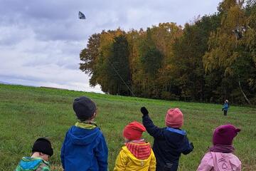 Kinder lassen einen Drachen steigen